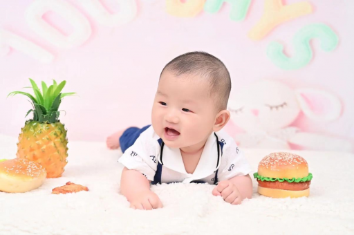 雅安宝宝在妈妈肚子里